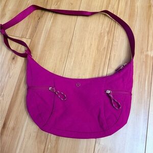 lululemon slouchy sling bag 6L